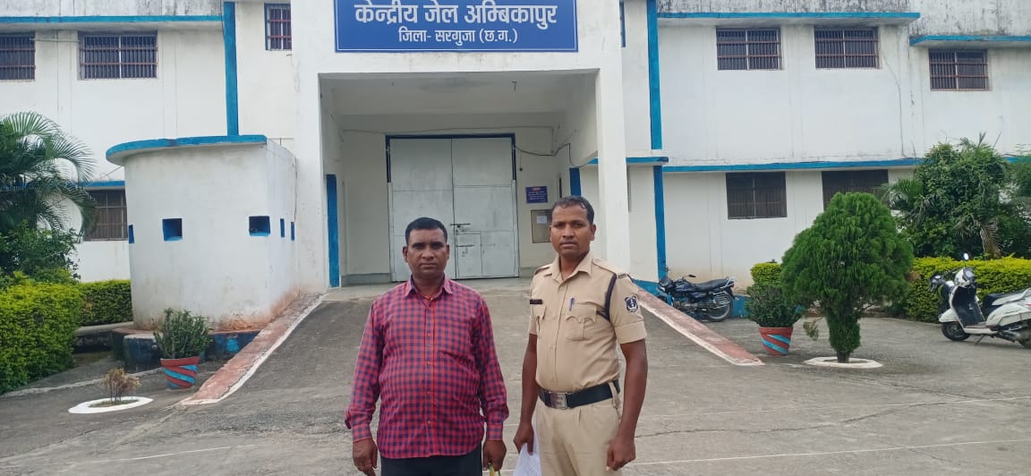 नकली सोने का सिक्का दिखाकर जमीन व्यापारी से डकैती करने वाले फरार आरोपी गिरफ्तार अन्य की तलाश जारी